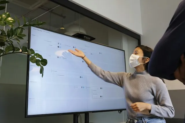 Presenter walking a team through a plan on a screen